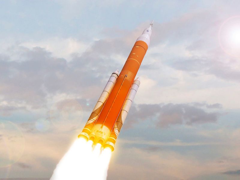 Die nächste Generation des Space Launch System (SLS) der NASA wird etw 100 Meter lang sein und 115 Tonnen befördern. (NASA)