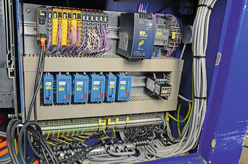 Die Komponenten von B&R sind platzsparend im Steuerschrank der Beschneidemaschine montiert. (B&R)