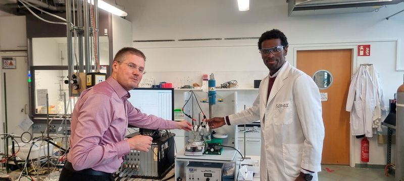Prof. Dr. Carsten Streb (l.) und Dr. Soressa Abera Chala vom Department Chemie der JGU haben das neue Elektrolyseverfahren entwickelt, mit dem sich aus Glycerin Ameisensäure und Wasserstoff gewinnen lassen. (Bild: Tobias Rios-Studer)