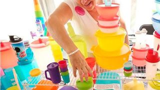 Vorbei ist es mit der unkaputtbaren bunten Ordnung im Haushaltsgeschehen. Denn Tupperware hat Insolvenz angemeldet, wie die dpa jüngst erfahren hat. Aus dem Behälterpionier soll ein technologieorientierter Player werden ... (Bild: Tupperware)
