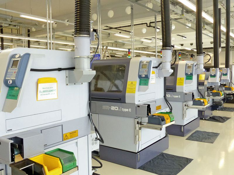 Die Fertigung bei Altatec: Langdreh-Maschinen mit Stangenlader, jede Maschine verfügt über ein «syn:frame»-Terminal. (Bild: Altatec)