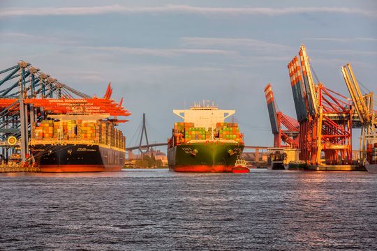 Ein Containerschiff im Hamburger Hafen. Wie Hamburg Hafen Marketing (HHM) jetzt informiert, werden die Norddeutschen jetzt intensiver mit dem litauischen Hafen Klaipedas zusammenarbeiten. Hier mehr dazu ...(Bild:  HHM)