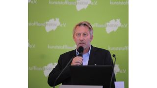 Im Rahmen Veranstaltung „Kunststoffindustrie vor großen Herausforderungen – Herkulesaufgabe gemeinsam bewältigen“ apellierte Reinhard Hoffmann, Vorsitzender des Kunststoffland NRW e. V. und Geschäftsführender Gesellschafter Gerhardi Kunststofftechnik GmbH: „Zusammen mit den OEMs müssen neue Geschäftsmodelle entwickelt werden, um zu zeigen, wie wichtig und unersetzbar Kunststoffe für die Zukunft sind. Doch diese Modelle müssen den verantwortungsbewussten und nachhaltigen Umgang damit sichern.“ (Kunststoffland NRW e. V.)