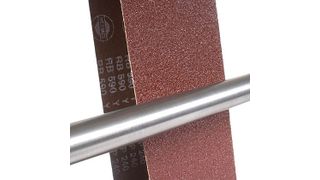 Das Konglomerat-Schleifband für stationäre Bandschleifmaschinen soll mit der konstanten Schleifleistung rechenbare Vorteile im Produktionsprozess bieten. (Archiv: Vogel Business Media)