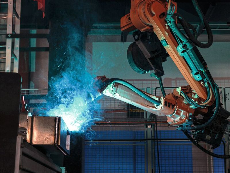 MIG-Schweißen von Aluminiumkomponenten in der Roboterschweißzelle  (Bild: Fronius)