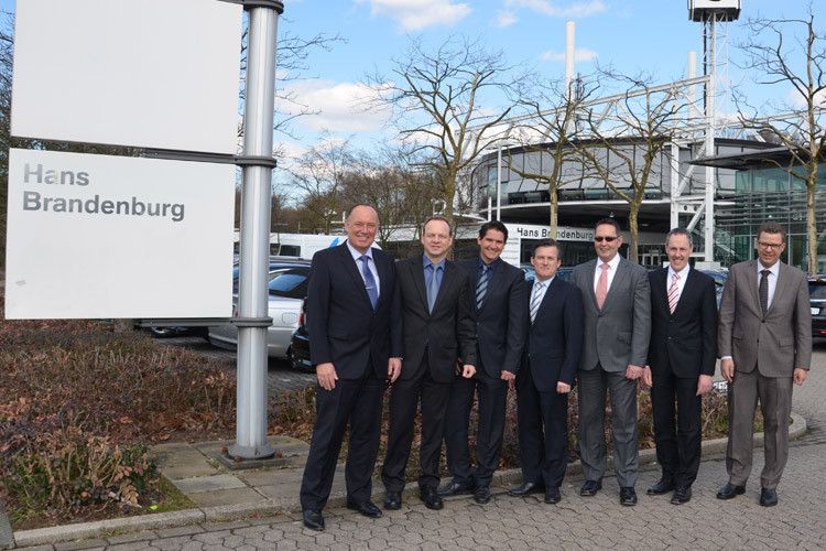 Das Hans-Brandenburg-Team (v.li.): Geschäftsführer Michael Niebel, Hans-Jürgen Sassen (Verkaufsleiter und Matrixverantwortlicher Neuwagenverkauf), Christian Hanten (Neuwagenverkauf), Ralf Huntgeburth (Großkunden), Ulrich Schrammen (Serviceleiter/Matrixverantwortlicher Service), Christian Stränger, Michael Röger (beide Gebrauchtwagenverkauf). (Foto: Preising)