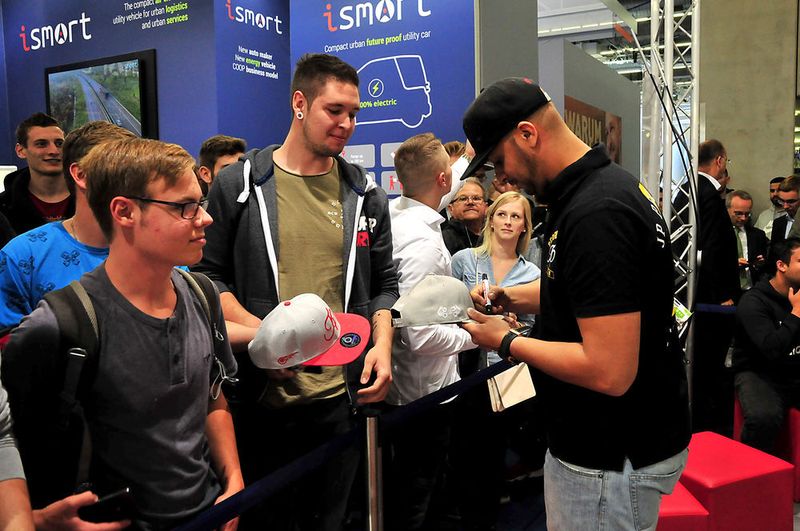 Dann konnten sich die zahlreichen Zuschauer über eine Autogrammstunde mit JP Kraemer freuen. (Schmidt/»kfz-betrieb«)