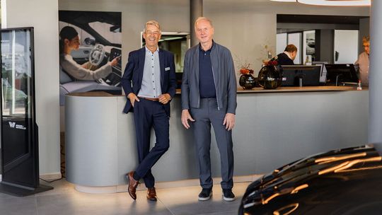 Carsten Wojtzek (li., Standortleitung Füssen) und Geschäftsführer Erwin Winterholler eröffneten das Füssener Autohaus nach dem Umbau.(Bild:  Widmann + Winterholler)