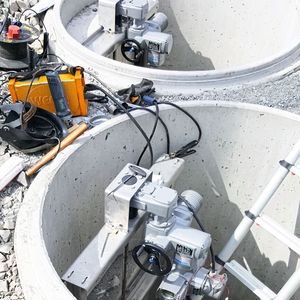 Modular design makes it possible: Tight space around pit-mounted sluice gates at the Hallsberg railway yard in Sweden made actuator positioning a challenge. 