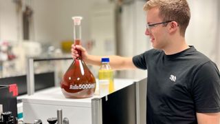 Nach sechs Jahren globaler Forschung an verbesserten Verfahren und Pulvern für den laserbasierten 3D-Druck, liegen die Ergebnisse jetzt vor. Wie es heißt, sind so neue, hilfreiche Standards für den LPBF-Prozess mit Metall- und Kunststoffpulvern erarbeitet worden. (Bild: UDE / A. Ziehfuß)