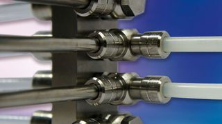 Der Einsatz einer festen Verrohrung in Kombination mit Push-in Fittingen bietet unter rauen Einsatzbedingungen besondere Vorteile. (Bild: Eisele Pneumatics)