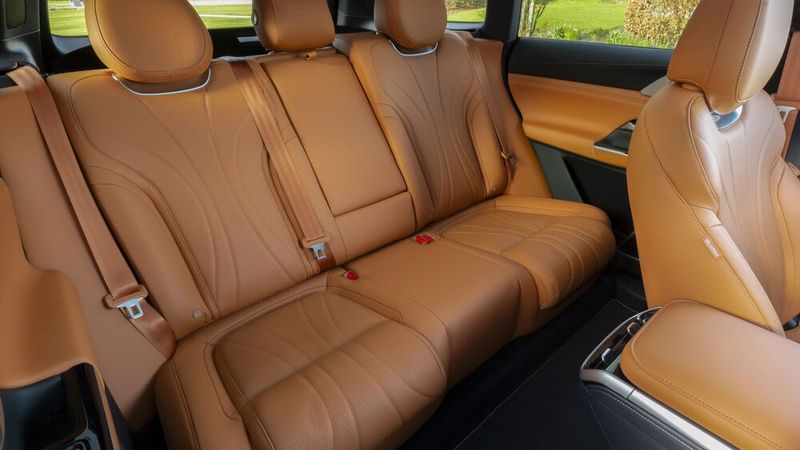 Auch im Fond bietet das große SUV gute Platzverhältnisse. (Bild: Xpeng)