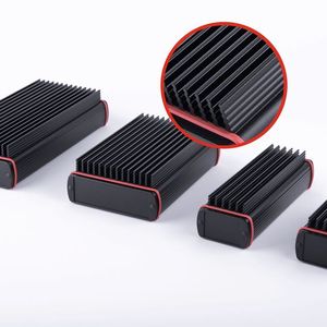 Alubos-Profilgehäuse mit integrierten Kühlrippen – im Bild die beiden Modelle
ABPH 1000 (l.) und ABPH 600 (r.) in unterschiedlichen Längen.