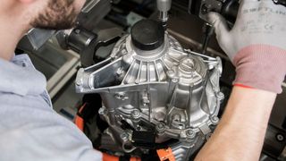 GKN Driveline erweitert die gegenwärtig 11.000 m² umfassende Fertigung um
rund 60 Prozent, so dass im Endeffekt eine 18.000 m² große Fertigung so gut wie
ausschließlich für die E-Antriebe zur Verfügung steht. (GKN)