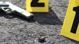 Abb. 1: Wann eine Waffe letztmalig abgefeuert wurde und ob sie das Tatwerkzeug ist, lässt sich anhand von Schmauchspuren bestimmen. (© Bjoern Wylezich/Fotolia.com)