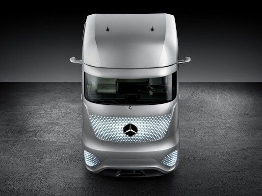 Der Mercedes-Benz Future Truck 2025: Weltpremiere der spektakulären Studie des Lkw von morgen – autonome Fahrt in eine faszinierende Zukunft (Mercedes-Benz)