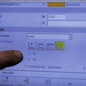 Die Maschine kann direkt per Touchscreen auf das Werkstück hin programmiert werden: Links im Bild die Wahl des Werkstückwerkstoffes, rechts im Bild wird die Oberflächenqualität gewählt. Nach Eingabe aller relevanten Daten bestimmt «Studer Technology» die entscheidenden Parameter.