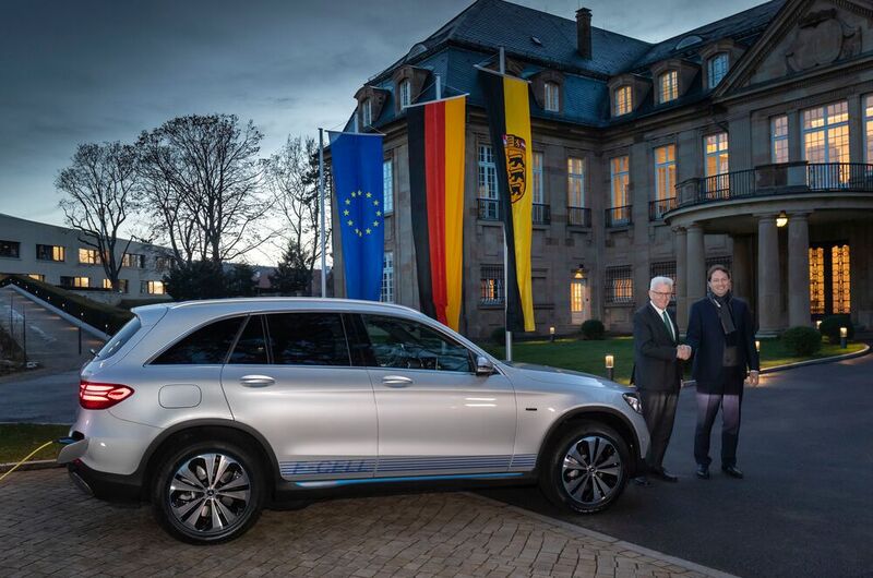 Während Ministerpräsident Winfried Kretschmann eine komplette Übernahme von Mercedes durch chinesische Investoren fürchtet, gibt sich der Chef des OEM, Ola Källenius (r.), gelassen.