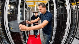 Der Berliner Web-Hoster Strato feiert 2022 sein 25-jähriges Bestehen; den Online-Speicher HiDrive gibt es seit 2010. Im Bild: Ein Strato-Mitarbeiter setzt eine Daten-Node des Online-Speichers HiDrive in einen Serverschrank ein. (Bild: Strato AG)