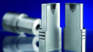 Werkstoffkombination:  Die Werkzeughülle ist aus Stahl mit Selective Laser Melting hergestellt, der Hohlraum wurde durch Gießen mit Aluminium aufgefüllt.   Bilder: Fraunhofer-Institut für Lasertechnik ILT, Aachen (Archiv: Vogel Business Media)