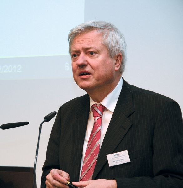 Dr. Wolfgang Horn, Vice President Technology, MAG Europe: „Die Kühlung mit Stickstoff bei der Fünf-Seiten-Bearbeitung eines Blisks aus Titanium ergab eine 30% höhere Produktivität, 25% geringere Taktzeit sowie einen um 30% längeren Standweg des Werkzeugs.“  (Bild: Kuttkat)