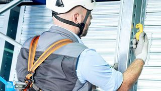 Der Anschlagshaken „easyHOOK“ kann an allen Stützen des PDS-Regals befestigt werden. (Bito)