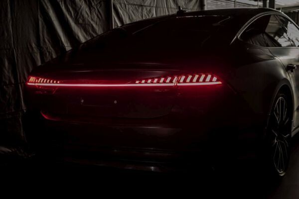Das Rücklicht des Coupés setzt sich aus 26 vertikalen Segmenten zusammen, die ein präzises LED-Leuchtenband , miteinander verbindet.  (Audi)