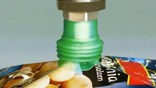 Dynamisches Handhaben von Kartonagen und eigenstabilen Verpackungen mit Sauggreifern aus Elastodur  (Bild: Schmalz)