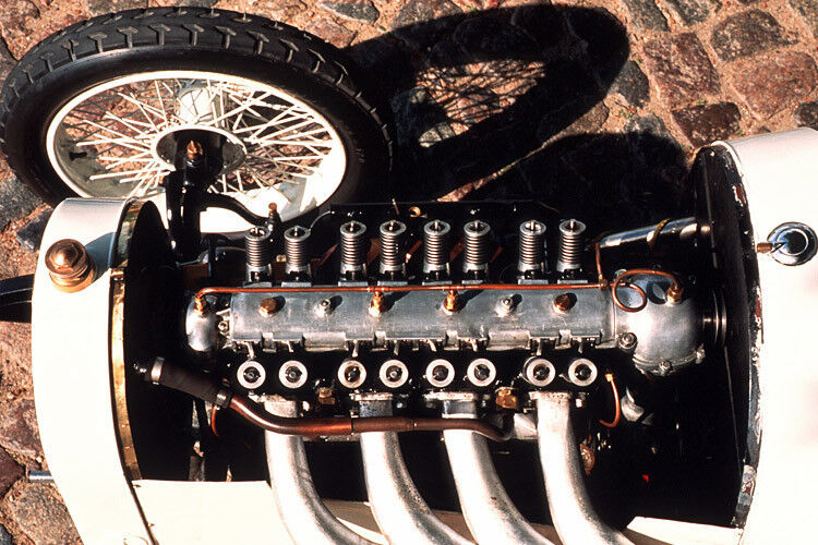 Die Technik der Fahrzeuge war für seine Zeit eindrucksvoll: vier Ventile pro Zylinder, betätigt über Königswelle und eine obenliegende Nockenwelle. (Foto: Opel)