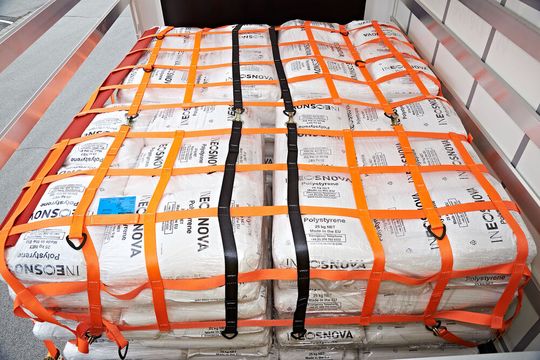 Das „PaXafe“-Netz von Spanset ist für Lkw und Anhänger gedacht. Sowohl Einzelladungen als auch Ladungen auf Paletten lassen sich damit sichern.(Bild:  FOSTAR.DE)