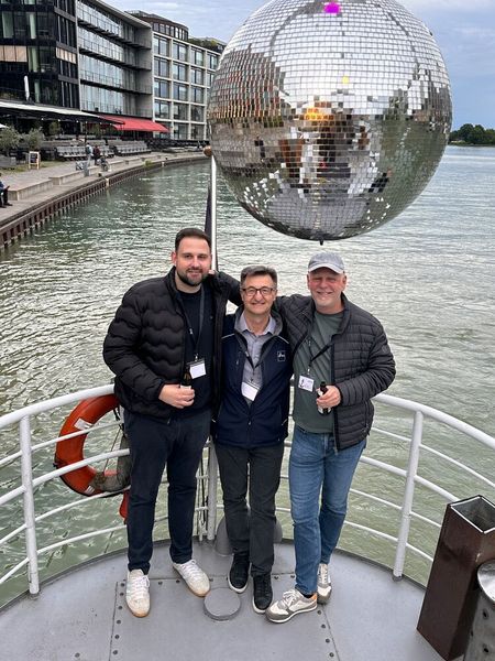(l.) Philipp Bock u. Lothar Wern (Bechtle) mit Naki Yavuz (m., DELO) genießen die Aussicht… (Bild: Vogel IT-Medien GmbH)