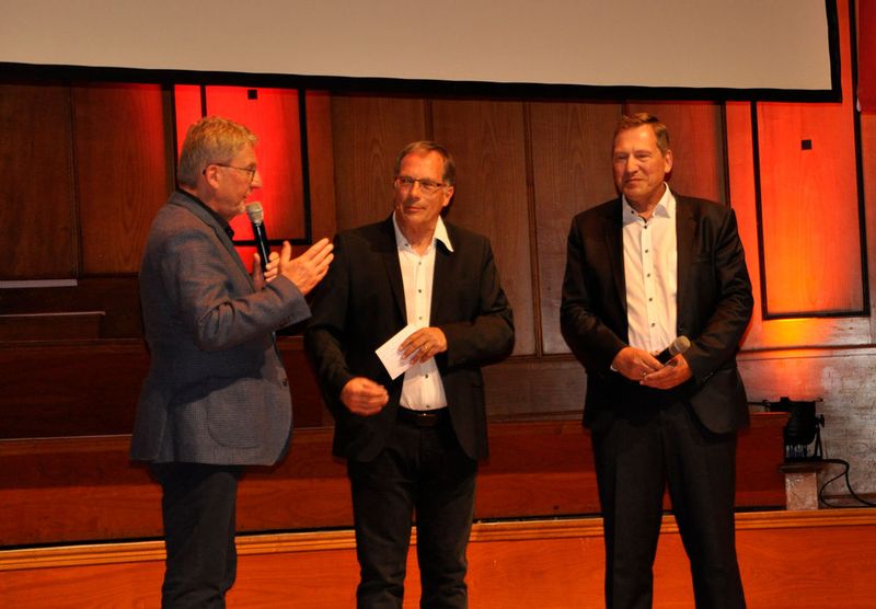 Seit 20 Jahren ist Karl-Heinz Schott (li.) Organisator der Sachs Franken Classic. Am Galaabend verabschiedete er sich vom Hauptsponsoren ZF Sachs, vertreten durch Hans-Jürgen Schneider, Standortleiter in Schweinfurt (re.). (Grimm/»kfz-betrieb«)