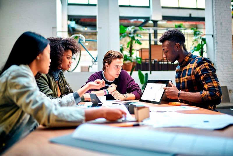 Sie können die Fähigkeit zum kollaborativen Arbeiten und Lernen der Schüler gezielt fördern, indem Sie vier bis fünf Schüler mit Tablets oder Smartphones eine Aufgabe bearbeiten lassen. Gedanken zur Aufgaben können die Schüler online in einem offenen Dokument oder einer Mindmapping-Anwendung sammeln, in Wikis ihr erarbeitetes Wissen stellen und mit Chatprogrammen jederzeit über Inhalte diskutieren. (Microsoft)
