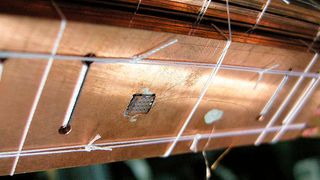 Es ist ein neuer Kälterekord bei elektronischen Bauteilen: Schweizer, deutsche und finnische Forscher haben einen Mikrochip auf eine Temperatur abgekühlt, die nur Bruchteile eines Grads über dem absoluten Nullpunkt liegt. (Universität Basel, Department Physik)