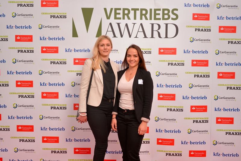 Lea Fuhrmann (l.) und Luisa Neudert von der Glinicke Automobile Baunatal GmbH & Co. KG in Baunatal.  (S. Bausewein)