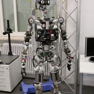 Künstliche Intelligenz verbunden mit künstlichen Gelenken: Die humanoide Form eines Roboters unterstützt die intuitive Kooperation mit dem Menschen. Durch das menschenähnliche Aussehen und Erscheinungsbild kann sich das menschliche Gegenüber leichter vorstellen, wie sich der Roboter verhalten wird. (Bild:  KIT)