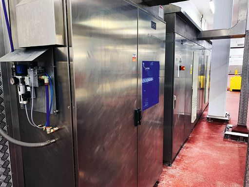 (Nach dem Upgrade auf die neue Automatisierungslösung verzeichnet Bakkavor eine erhebliche Steigerung der Betriebszeit, Geschwindigkeit und Reaktionsfähigkeit der Backlinie. Bild: Control Freaks)