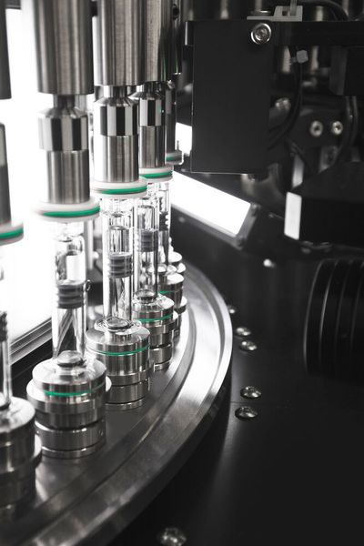 Syntegon has more than 40 years of experience in the development and manufacture of automated visual inspection machines for all liquid pharmaceuticals and container types. (Syntegon)