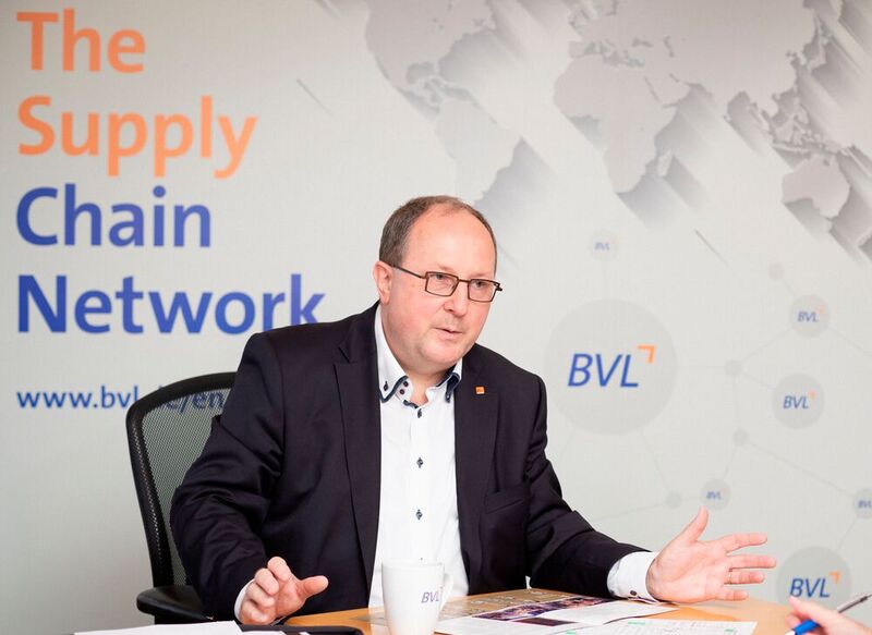 Der BVL-Vorstandsvorsitzende Prof. Dr.-Ing. Thomas Wimmer glaubt nicht, dass sich die angespannte Lage bei den Lieferketten schnell bereinigt. Vielmehr prognostiziert der Logistikexperte, dass die Probleme noch gut ein Jahr für Belastungen sorgen.