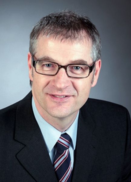 Dr. Makus Eck vom DLR in Stuttgart beschäftigt sich mit der thermischen Energiespeicherung bei Solarkraftwerken. (Bild: DLR)