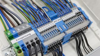 In der Gebäudeinstallation setzen immer mehr Planer auf Installationsreihenklemmen – beispielsweise der Serie Topjob S von Wago. Durch die Anordnung der drei Potentiale jedes Stromkreises übereinander in einer Klemme sorgen diese für bessere Übersichtlichkeit im Schaltschrank. (Wago)