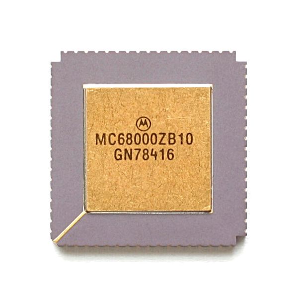 Der Motorola 68000 war im Laufe der Zeit in den unterschiedlichsten Package-Typen verfügbar. Zu den frühen Vertretern zählte etwa der keramische CLCC-Typ (ceramic leadless chip carrier). (Bild: CPU Motorola MC68000 CLCC / Konstantin Lanzet / CC BY-SA 3.0)