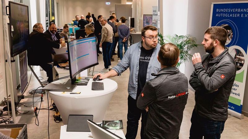 Mit ein paar Klicks vor Ort demonstriert: Schneller und einfacher als auf Fachveranstaltungen wie den WKST lassen sich Produkte, allen voran im digitalen Bereich, nicht zeigen und erläutern.  (Bild: Stefan Bausewein)