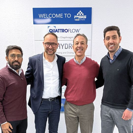 Übergabe des Vertriebs von Quattroflow Pumpen beim Hersteller in Duisburg.  (v.l.n.r.: Abhishek Anand, Manager Biopharma Sales EMEA bei PSG Germany GmbH; Georg Niebch, Geschäftsführer bei AxFlow GmbH; Michael Franco, Director, Global Biopharma Sales bei PSG Biotech; Volkan Ustabas, Vertriebsingenieur für Biopharma bei AxFlow GmbH). (Bild:  AxFlow)