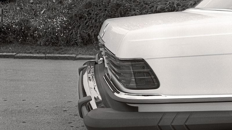 Ein Detail, das es seinerzeit nur in Exportmärkten (vor allem USA) in die Serie schaffte, waren die in den Stoßfängern integrierten Stoßabsorber („Stoßdämpfer“). (Bild: Daimler AG)