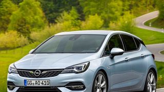 Die schmale Chromspange in der Front, die in die Schweinwerfer übergeht, kennzeichnet den neuen Astra. (Opel)