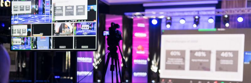 Die Zeiten langweiliger Video-Konferenzveranstaltungen sind vorbei – heute braucht man annähernd TV-Qualität, um mit Online Events überzeugen zu können. Die Zeiten langweiliger Video-Konferenzveranstaltungen sind vorbei – heute braucht man annähernd TV-Qualität, um mit Online Events überzeugen zu können.