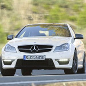 „M3-Killer“: Der Mercedes C63 AMG wird von einem 457 PS starken 6,2-Liter-V8-Motor befeuert. Die Basis-Version ist ab 72.590 Euro zu haben.