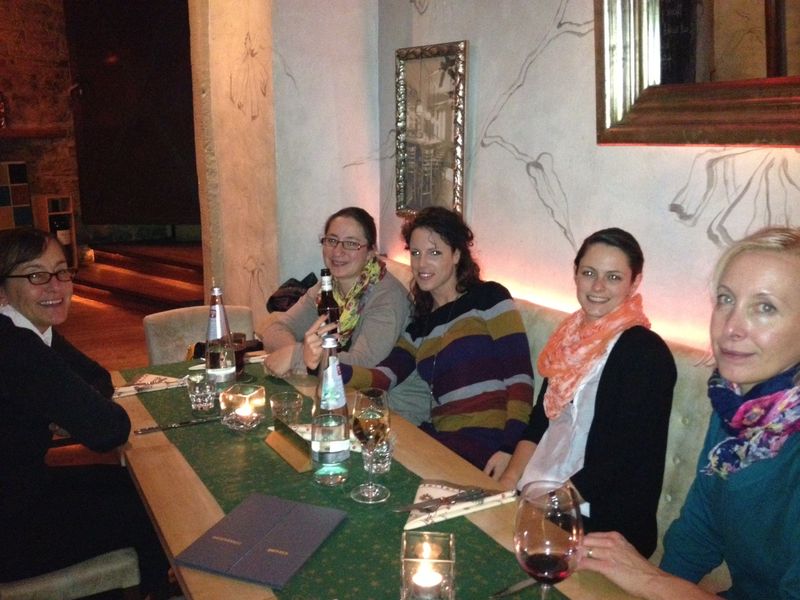 Interne Weihnachtsfeier von PROCESS, LABORPRAXIS, PROCESS Worldwide, Bulk Solids Handling und Schüttgut vom 05.12.2012   Tisch 2 mit den Gabi und den Layoutern Sigrid, Meike, Elena und Annette (von links nach rechts). — with Sigrid Rau, Meike Herkersdorf and Elena Anetzberger. Weitere exklusive Bilder zur Vogel Weihnachtsfeier finden Sie auf unserer Facebook-Fanpage. Jetzt reinschauen und Fan werden. Wir freuen uns über jeden Like. (Bild: PROCESS)