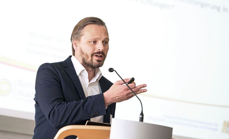 Michael Springs, Bamberger Akademie für Gesundheitsberufe, berichtete vom Skills Lab (© Lukas Barth)